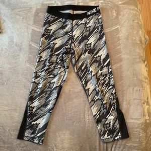 Nike Dri-Fit Black and Grey Patterned 3/4 Length Sports Leggings. Size: Medium